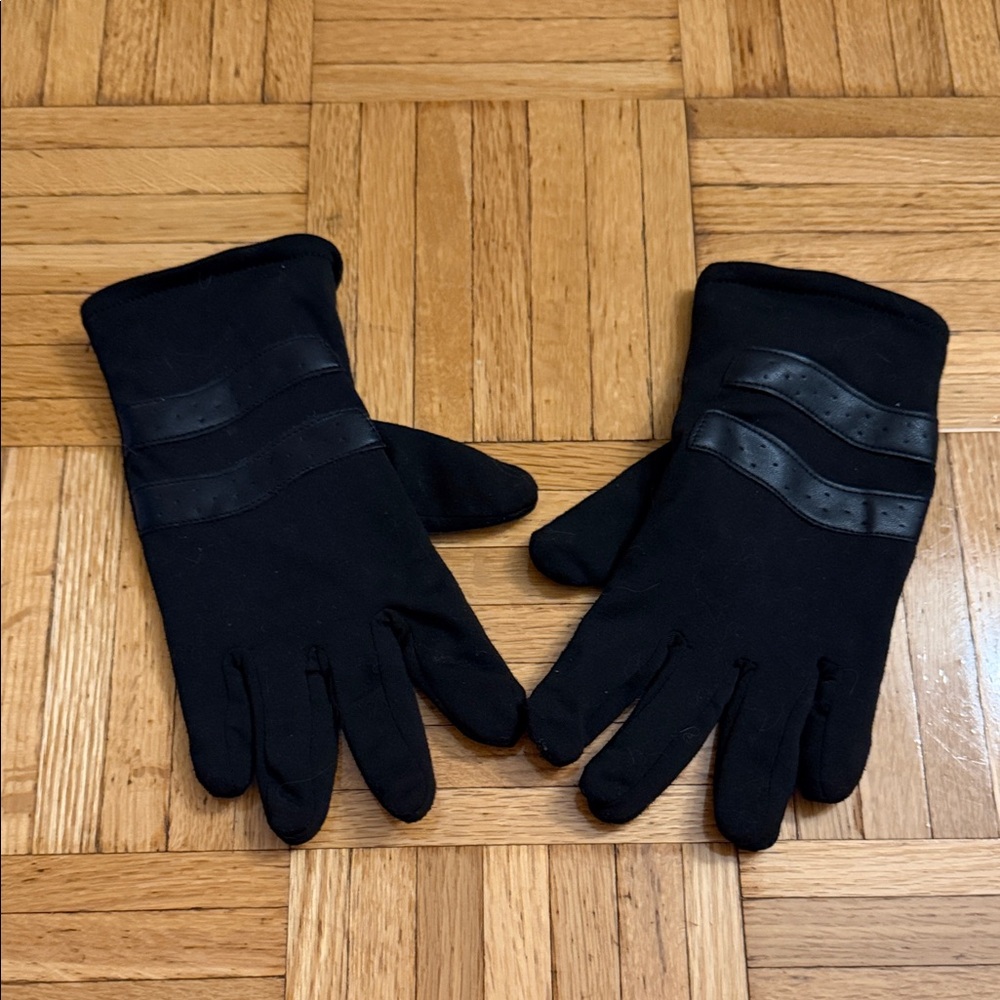 Black Gloves - Sleek Winter Accessories